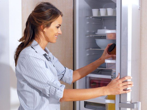  Comprobando los alimentos en la nevera.