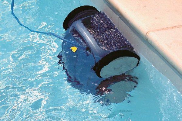  Robot aspirador en la piscina.