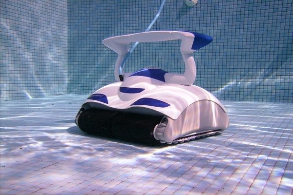  Robot aspirador en el fondo de la piscina.