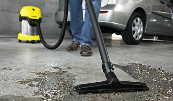  Recoger el líquido con la aspiradora.