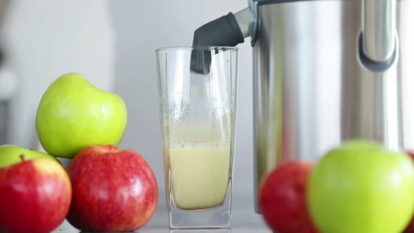  Exprimidor y manzanas