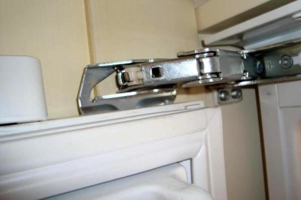  Bisagras en la puerta del refrigerador.