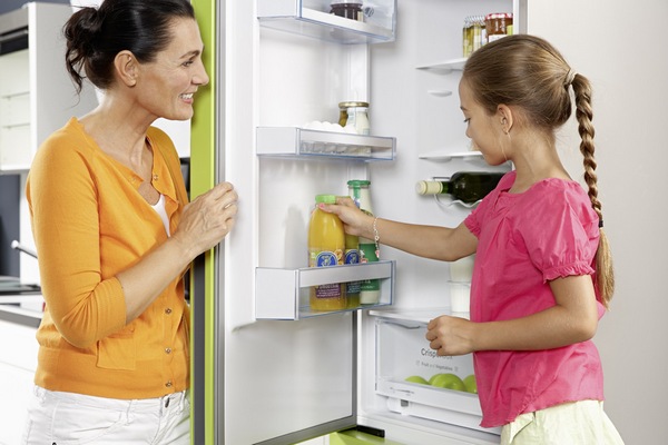  Mujer y niño en el refrigerador abierto