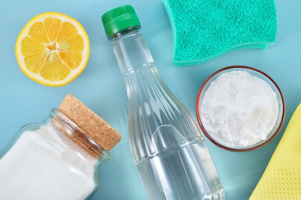  Soda, vinagre, limón y esponja para lavar la nevera.