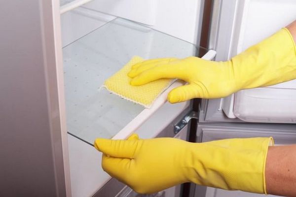  Limpiando el refrigerador con un paño