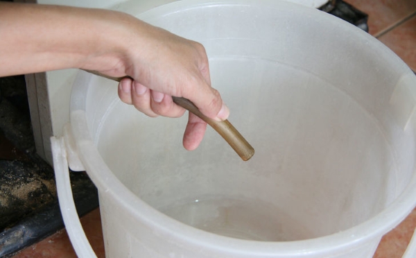  Tubería para drenar el líquido en el frigorífico.