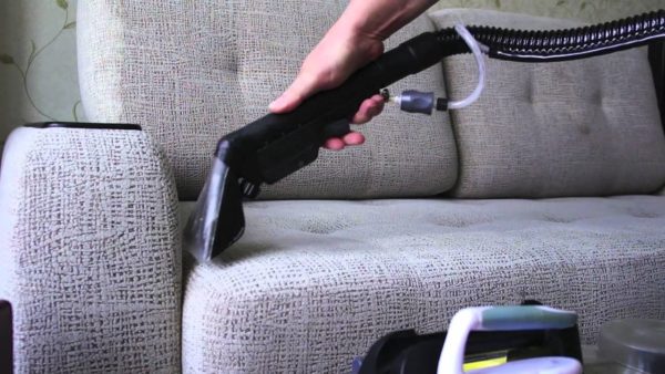  Limpieza de muebles con limpiador a vapor.
