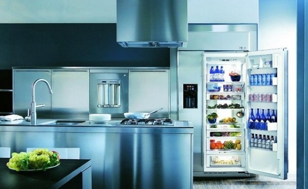  Refrigerador en el interior de la cocina.