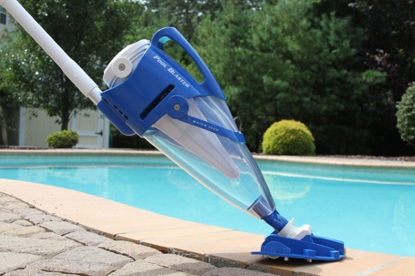  Limpieza de la piscina con una aspiradora.