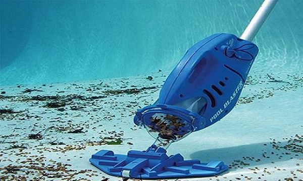  Aspirador de mano para la piscina.