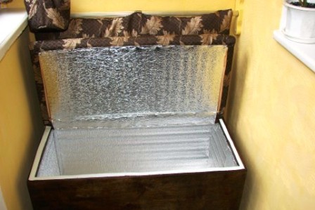  Refrigerador convertido bajo el sofá.