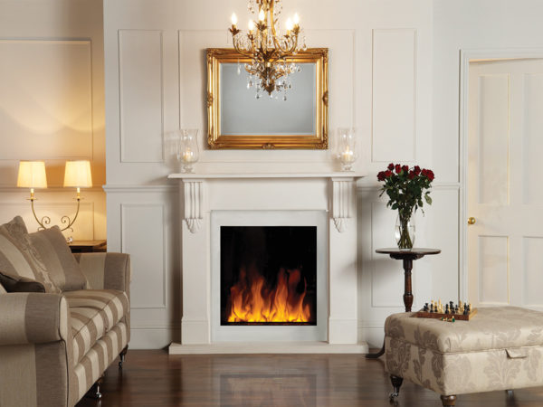  Chimenea eléctrica blanca para un salón de estilo clásico.