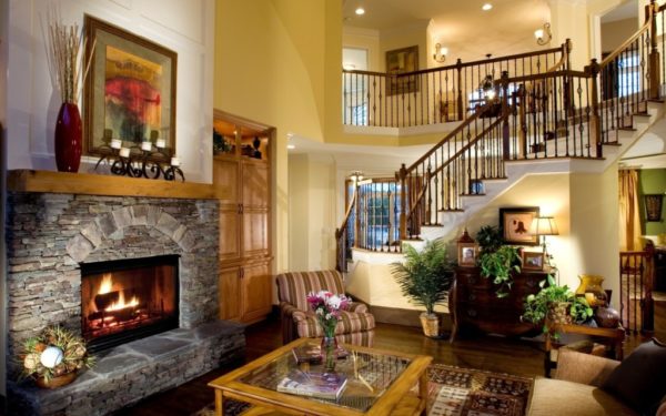  Chimenea de salón de estilo rústico.