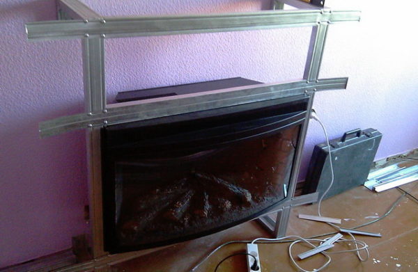   Instalación de chimenea eléctrica empotrada.