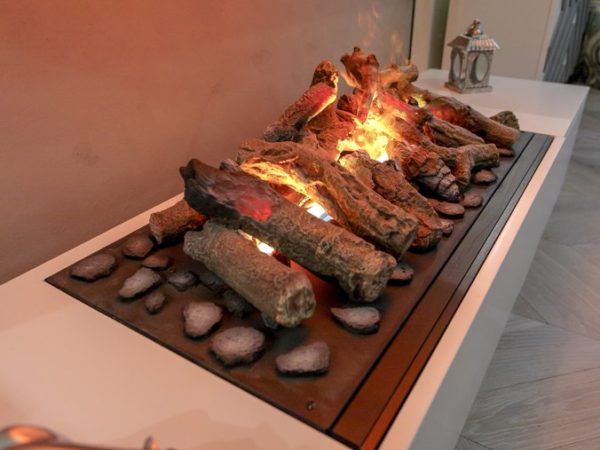  Chimenea eléctrica en un interior.