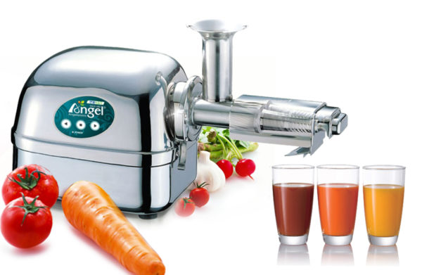  Cocinar jugo fresco en un exprimidor.