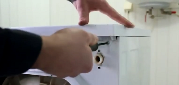  Desenroscar los tornillos