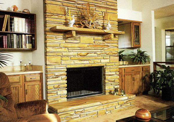  Chimenea con molduras de piedra.