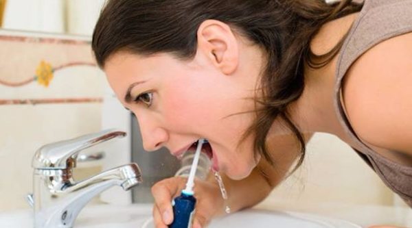  El procedimiento de limpieza de la boca con irrigador.