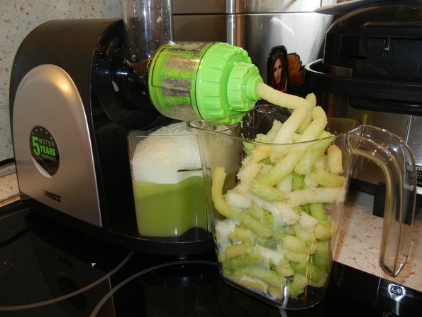  Exprimiendo jugo de manzana