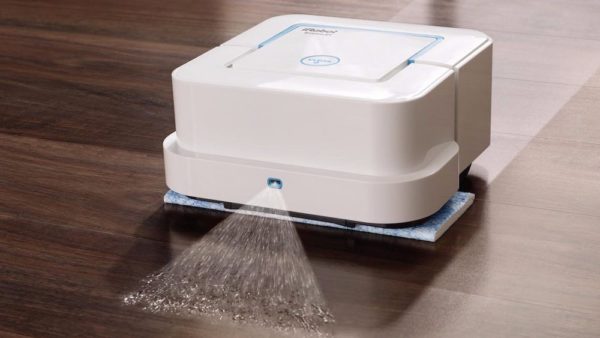  Limpieza de habitaciones con un robot de cocina con agua y vapor.
