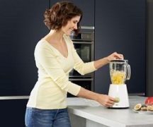  Chica en la cocina con una licuadora