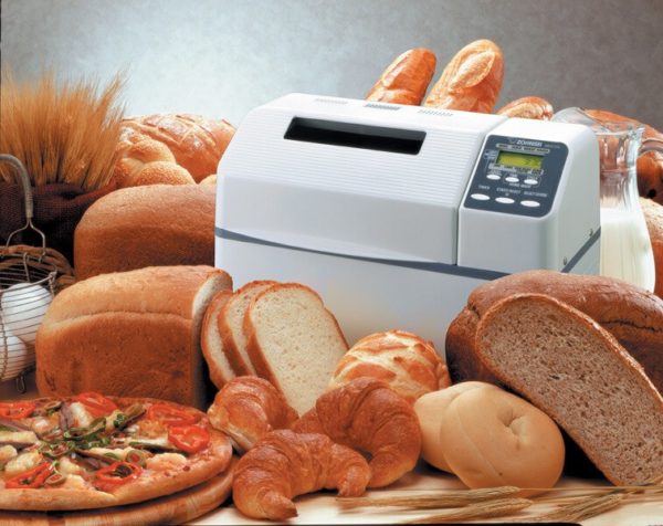  Máquina de hacer pan en la cocina.