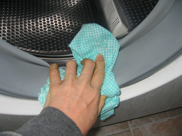  Limpiando el manguito de goma después del lavado