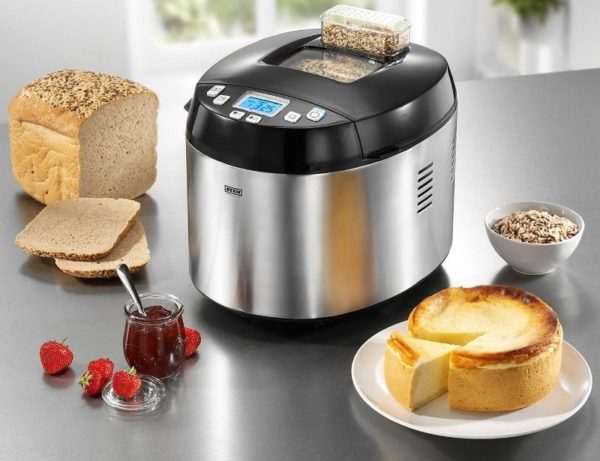  Máquina de hacer pan en la cocina.