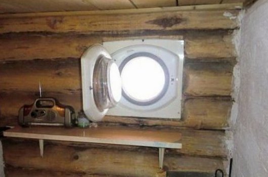  Una ventana en un marco de madera.