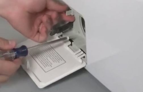  Destornille el tornillo que sujeta la tapa.