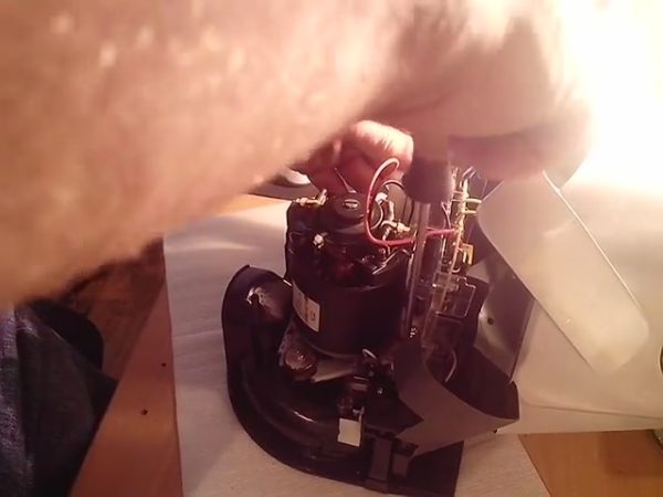  Desatornillar los tornillos que sujetan la carcasa del bloque motor.