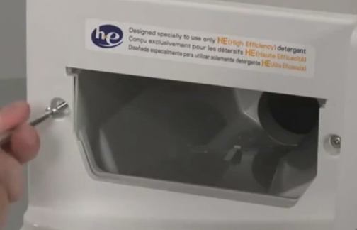  Afloje los tornillos del panel de control