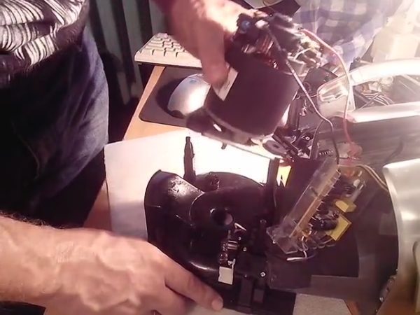  Extracción del tablero de control del motor.