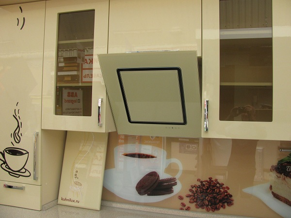  Capucha inclinada
