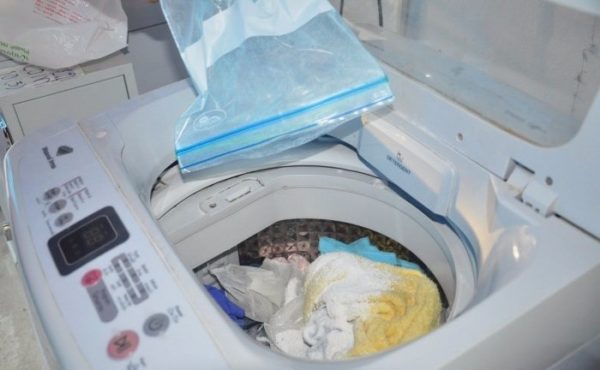  Polvo de relleno en una lavadora semiautomática.