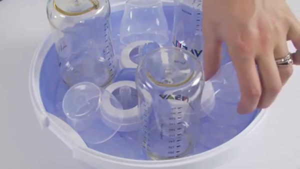  Despliegue de las botellas en el esterilizador.