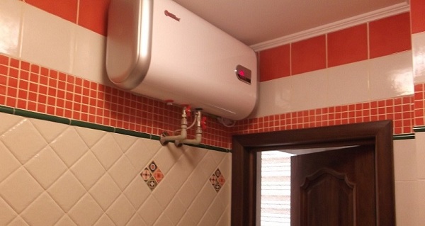  Calentador de agua horizontal en el baño.