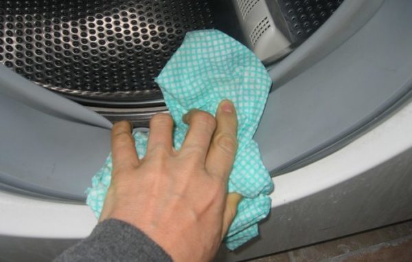  Limpiando el manguito después del final del ciclo.