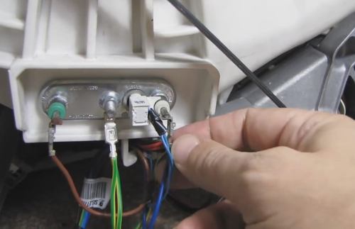  Terminales con cables y sensor de temperatura, que se instala en el calentador.