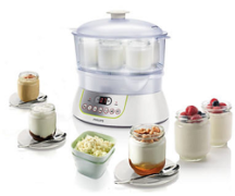  Fábrica de yogurt y tarro con producto.