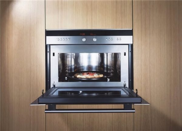  Horno empotrado con microondas.