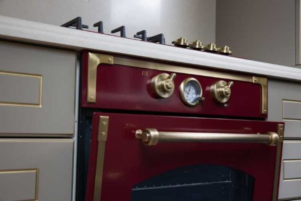 Horno empotrado con control independiente.