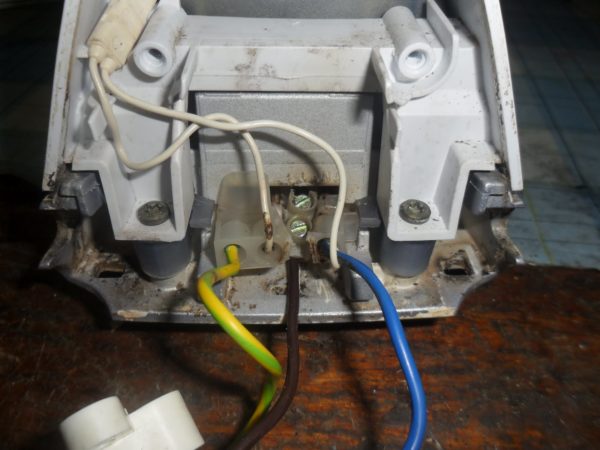  En la plancha está dañado el cable de alimentación.