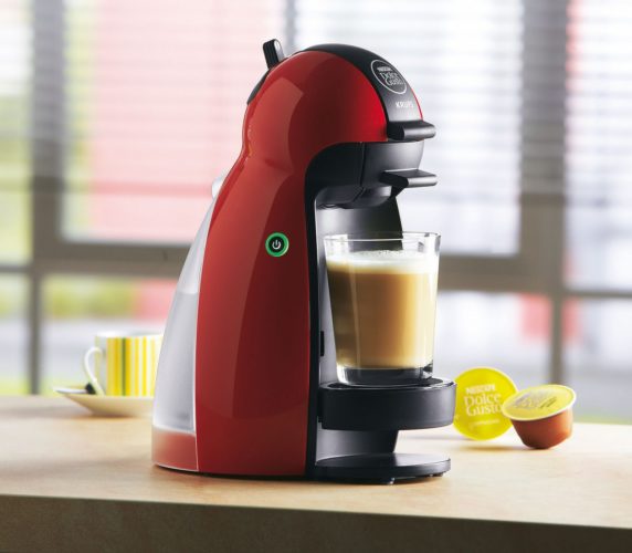  Cafetera de cápsulas en la cocina.