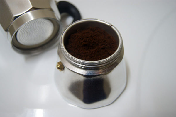  Café en una cafetera géiser.