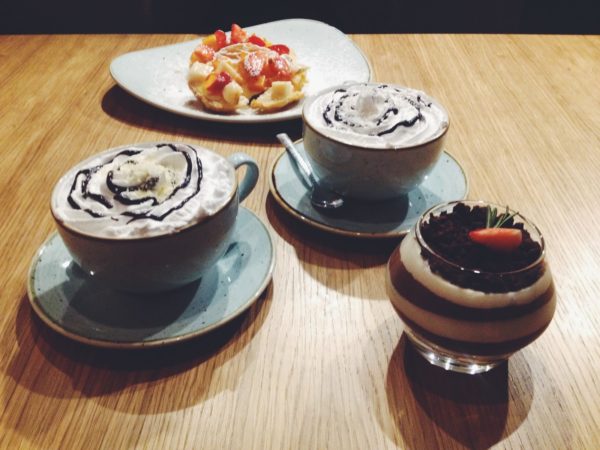  Cappuccino que sirve