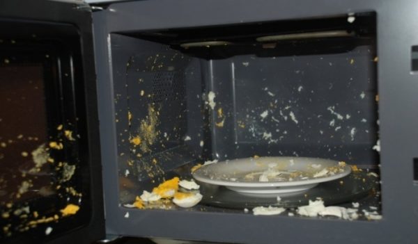  Consecuencias de calentar los huevos en el microondas.