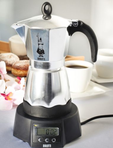 Cafetera Geysernaya con fuente de alimentación.