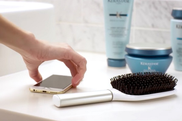  Escova de cabelo e smartphone
